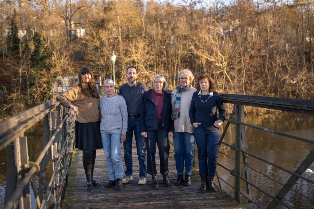 Die ersten sechs Kandidaten und Kandidatinnen der Kommunalwahlliste stehen auf einer Brücke.