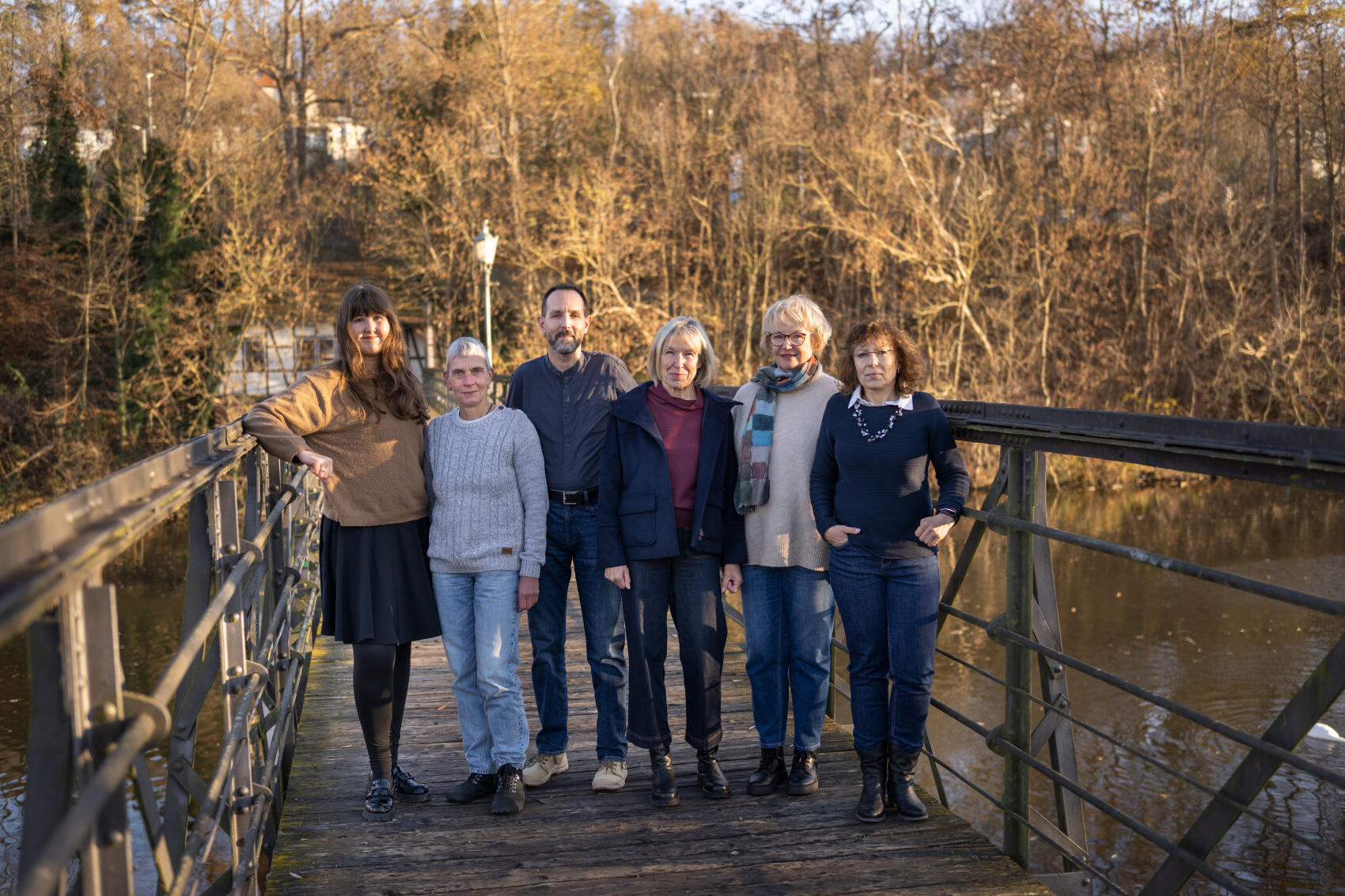 Die ersten sechs Kandidaten und Kandidatinnen der Kommunalwahlliste stehen auf einer Brücke.